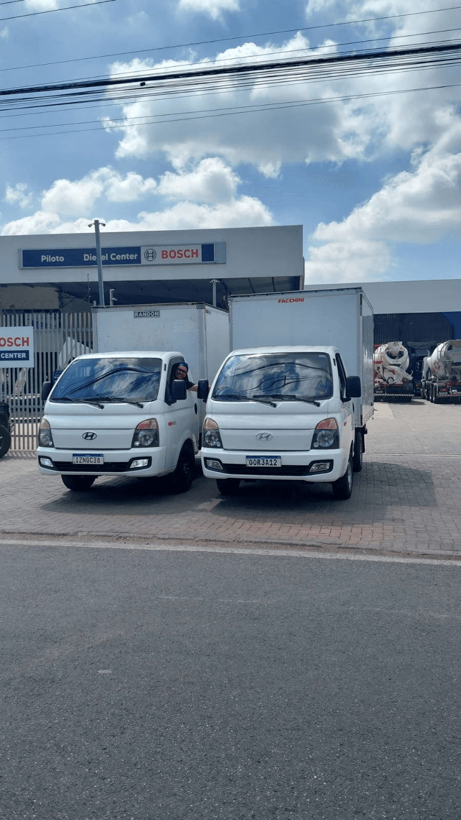 Frota DG Fretes CWB — dois caminhões Hyundai HR prontos para atender em Curitiba