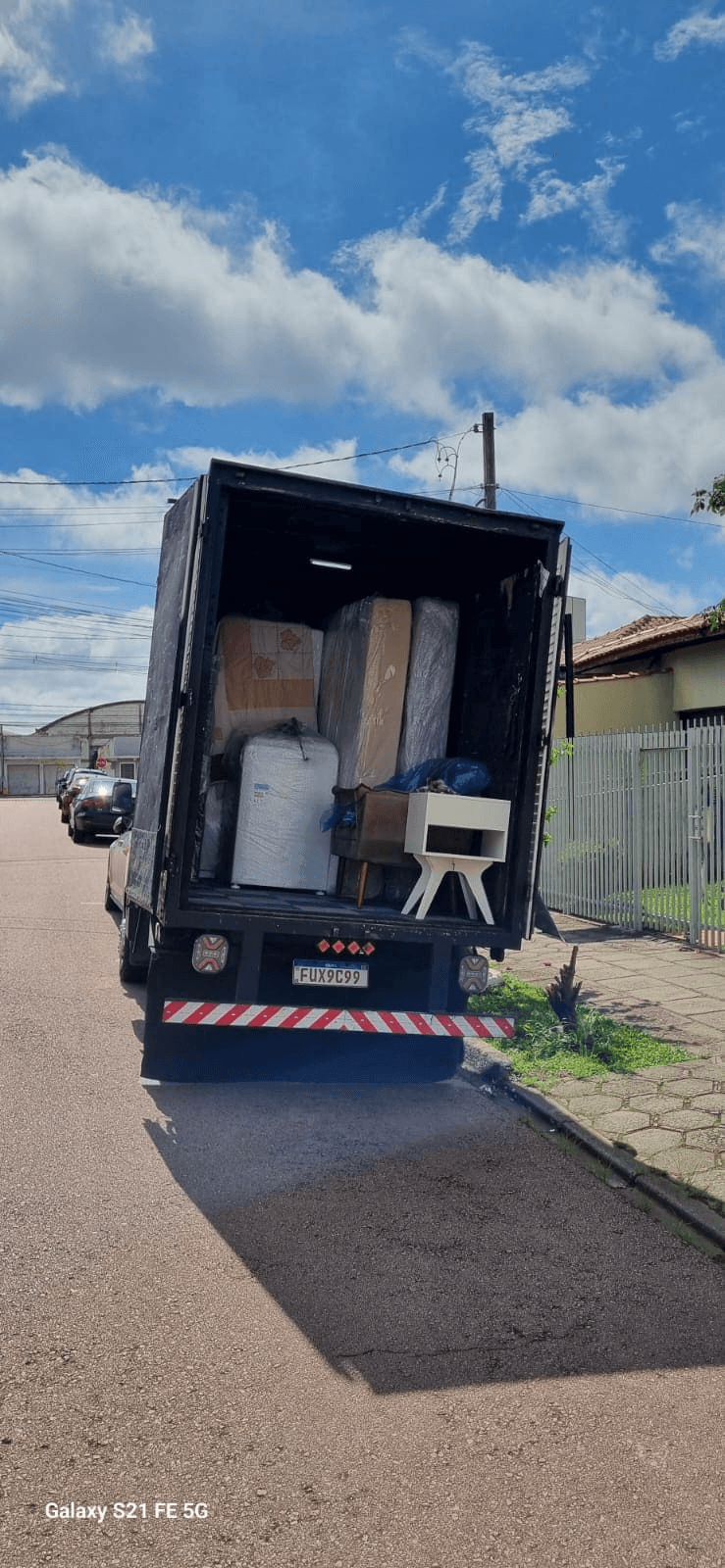 Caminhão carregado com mudança residencial completa