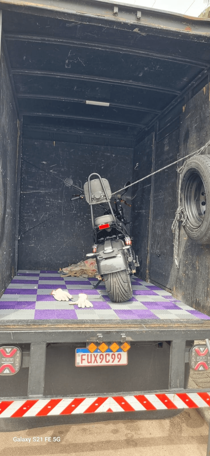 Transporte seguro de moto no baú do caminhão DG Fretes CWB