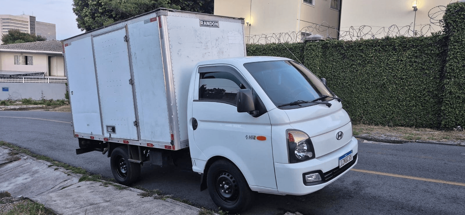 Caminhão DG Fretes CWB em ângulo diagonal — pronto para carregar