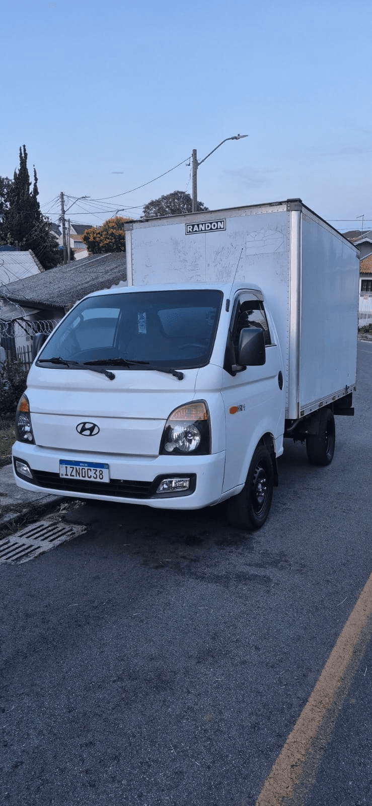 Caminhão Hyundai HR da DG Fretes CWB — vista frontal