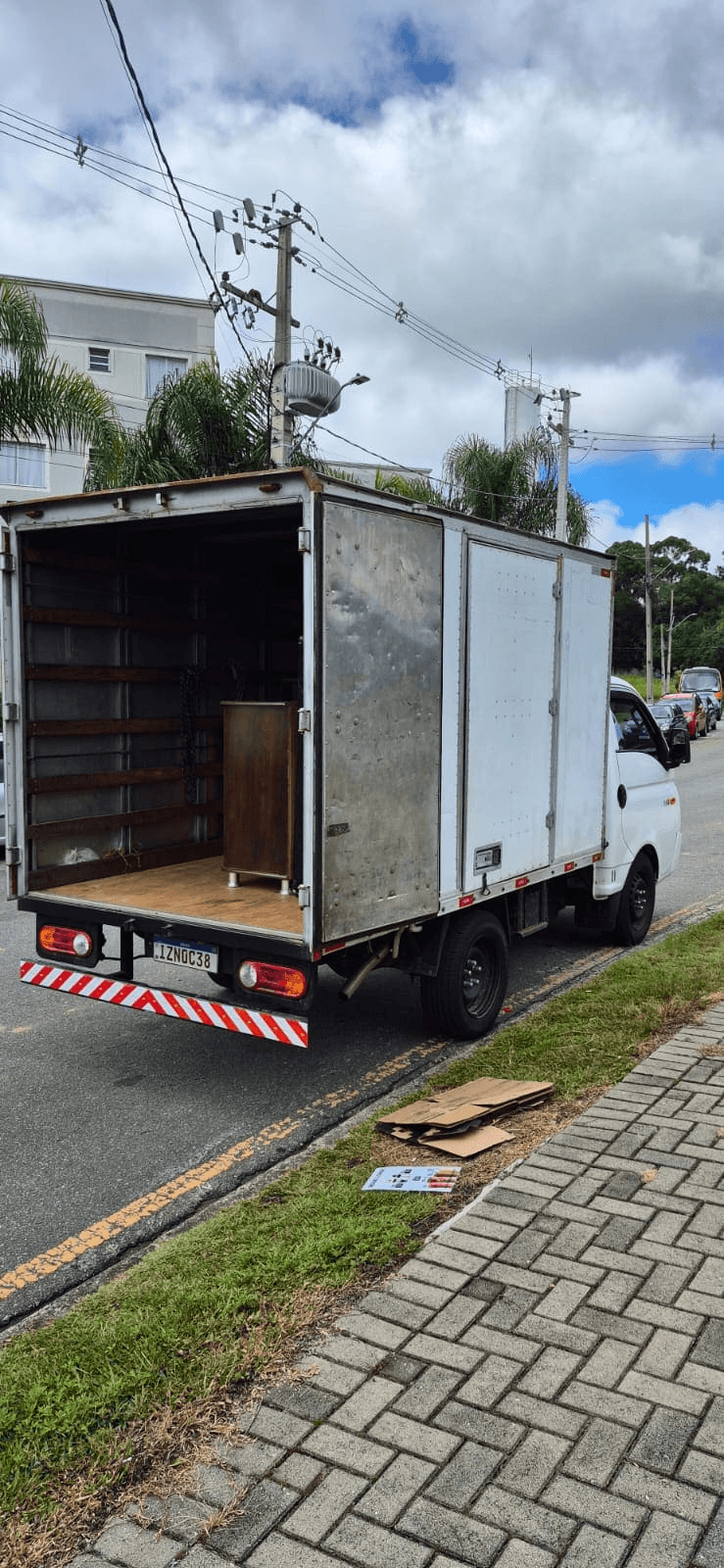 Traseira do caminhão DG Fretes CWB com baú aberto — pronto para carga