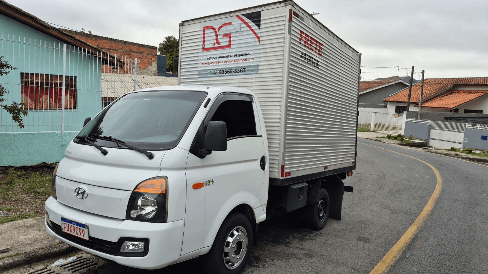Caminhão de frete DG Fretes CWB em Curitiba